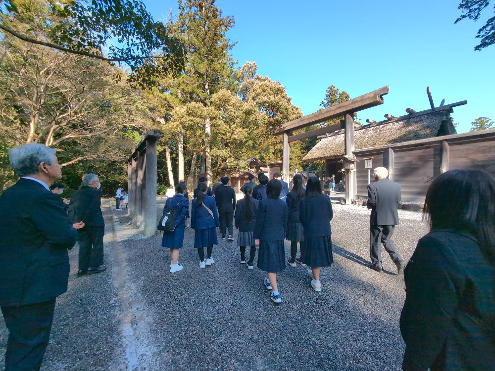 宇治橋と五十鈴川を背景にした集合写真