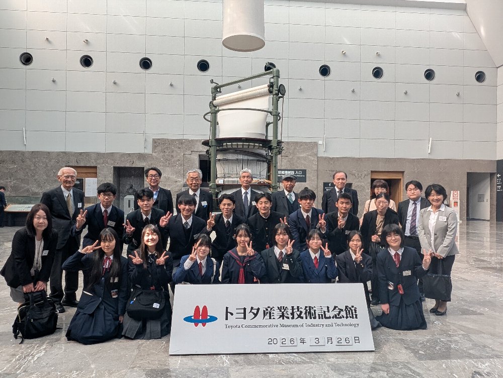 記念館ロビーにて