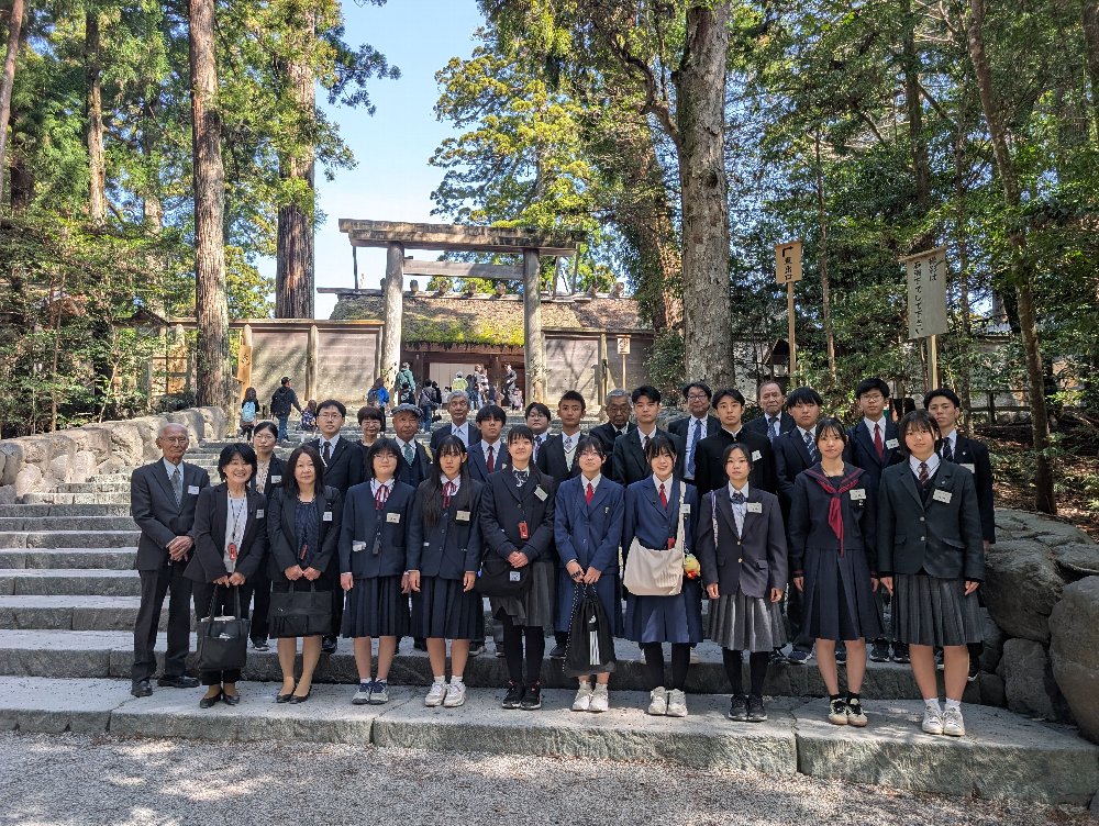 内宮御正殿前にて