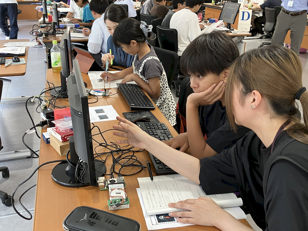 TAの先生と一緒に課題に取り組む様子