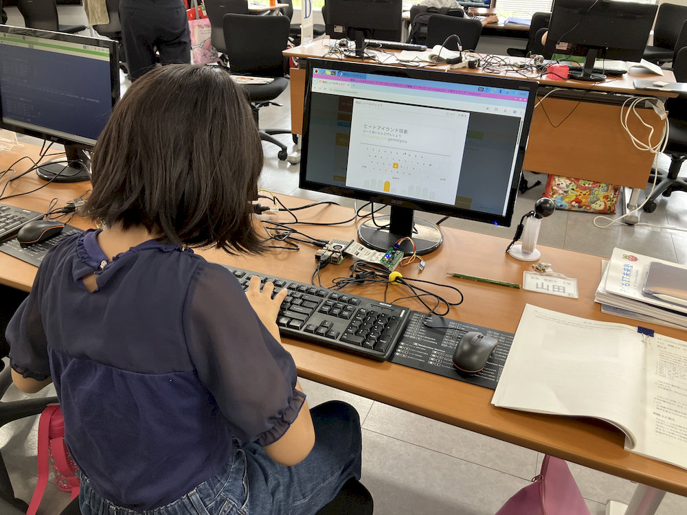 コードを入力しながらプログラムを作成する様子