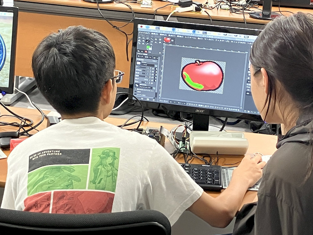 画像編集ソフトを使って素材を加工する様子