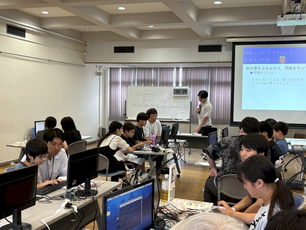 DNSについて学びながらネットワークを確認する様子